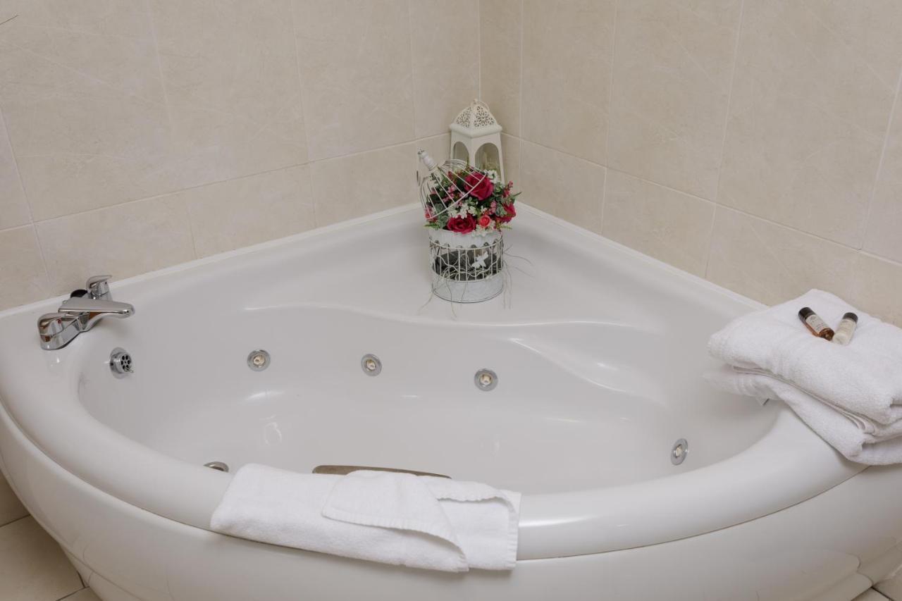 Hamlet Court Hotel Johnstown Bridge Екстериор снимка